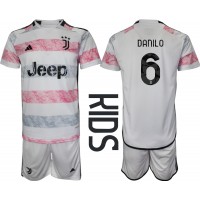 Otroški Nogometni dresi Juventus Danilo Luiz #6 Gostujoči 2023-24 Kratek Rokav (+ Kratke hlače)